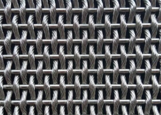 Larga rete a spirale in acciaio inossidabile con filo di rame, ideale per facciate di pareti di tenda e divisorie commerciali.